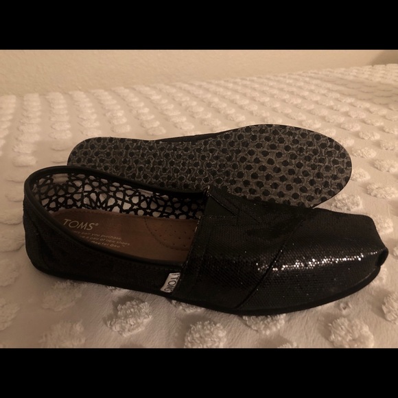 LIKE NEW TOMS | Black Glittered Toms Slip-on Shoes - Picture 4 of 6